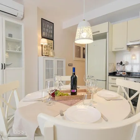 Town Apartment *